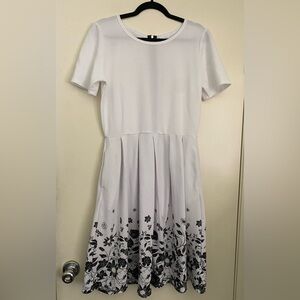 Lularoe Amelia Size 2XL white with black flowers